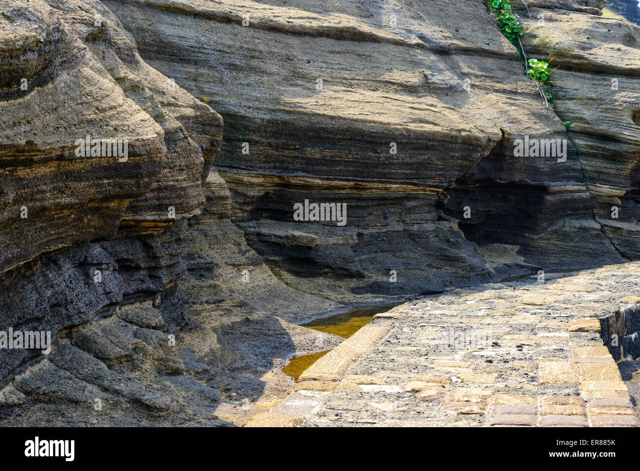 Mehrstöckige geschichteten rau und seltsame Sedimentgesteine im berühmten touristischen Ort Yongmeori Coast(Dragon head coast) in Jeju Island. Stockfoto