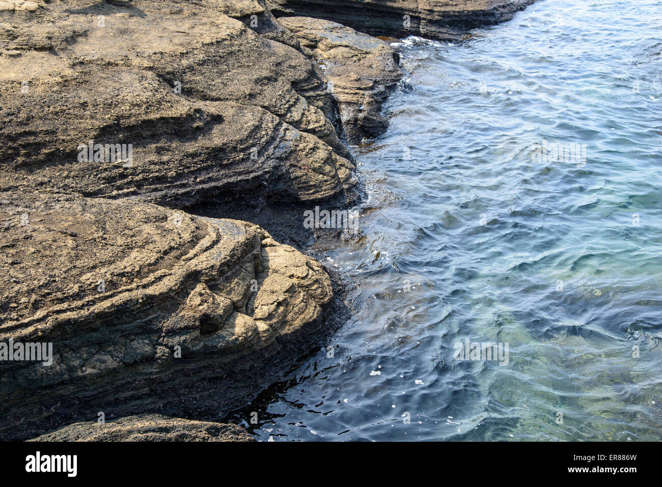 Mehrstöckige geschichteten rau und seltsame Sedimentgesteine im berühmten touristischen Ort Yongmeori Coast(Dragon head coast) in Jeju Island. Stockfoto