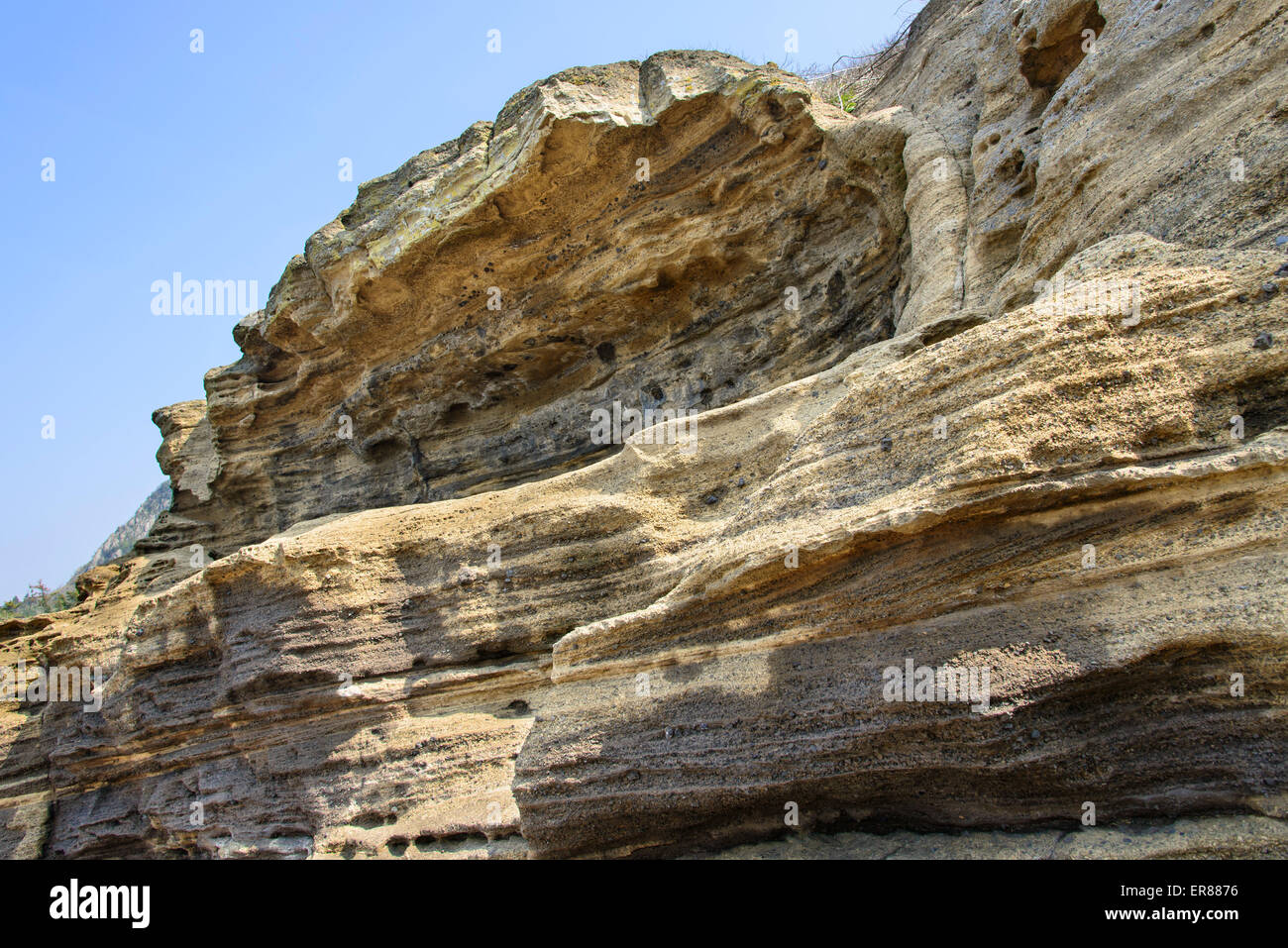 Mehrstöckige geschichteten rau und seltsame Sedimentgesteine im berühmten touristischen Ort Yongmeori Coast(Dragon head coast) in Jeju Island. Stockfoto