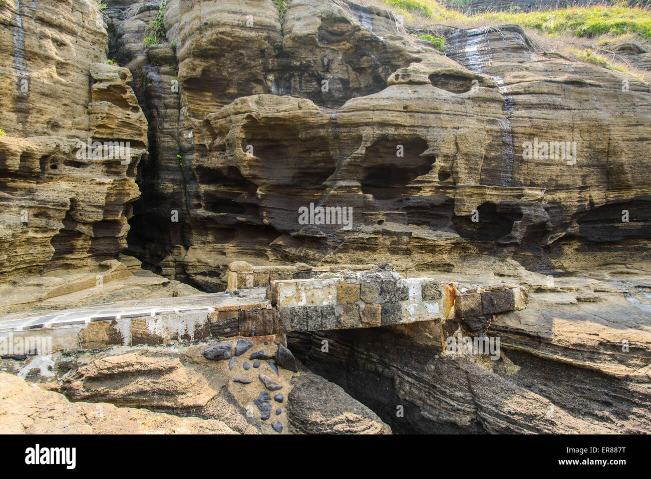 Mehrstöckige geschichteten rau und seltsame Sedimentgesteine im berühmten touristischen Ort Yongmeori Coast(Dragon head coast) in Jeju Island. Stockfoto