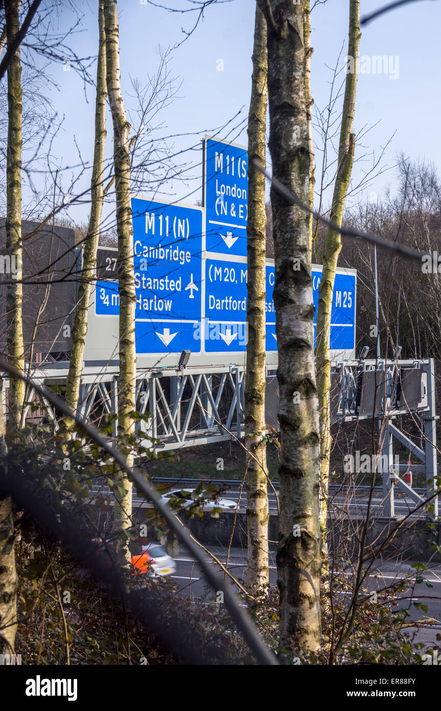 Schilder am Eingang zum Bell gemeinsamen Tunnel auf der M25 Autobahn, Epping, Essex, England Stockfoto