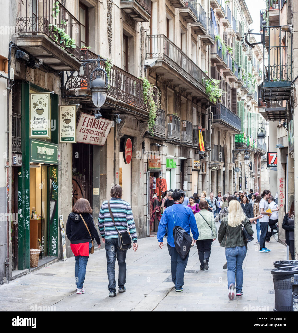 Menschen, die einen Spaziergang im gotischen Viertel in Barcelona Stockfoto
