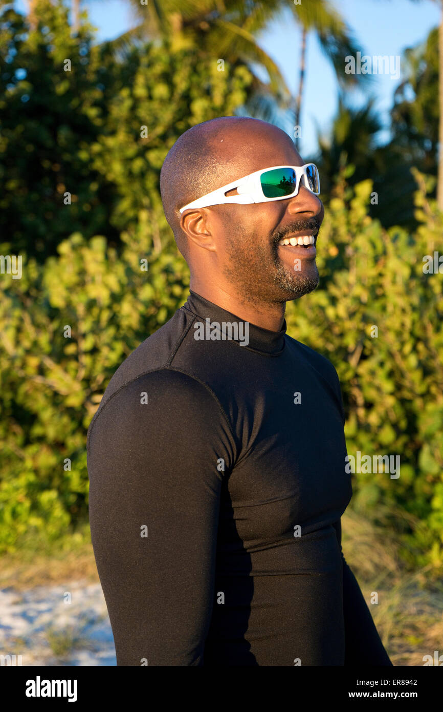 Sportlicher Mann lachen, das Tragen von Sonnenbrillen Stockfoto