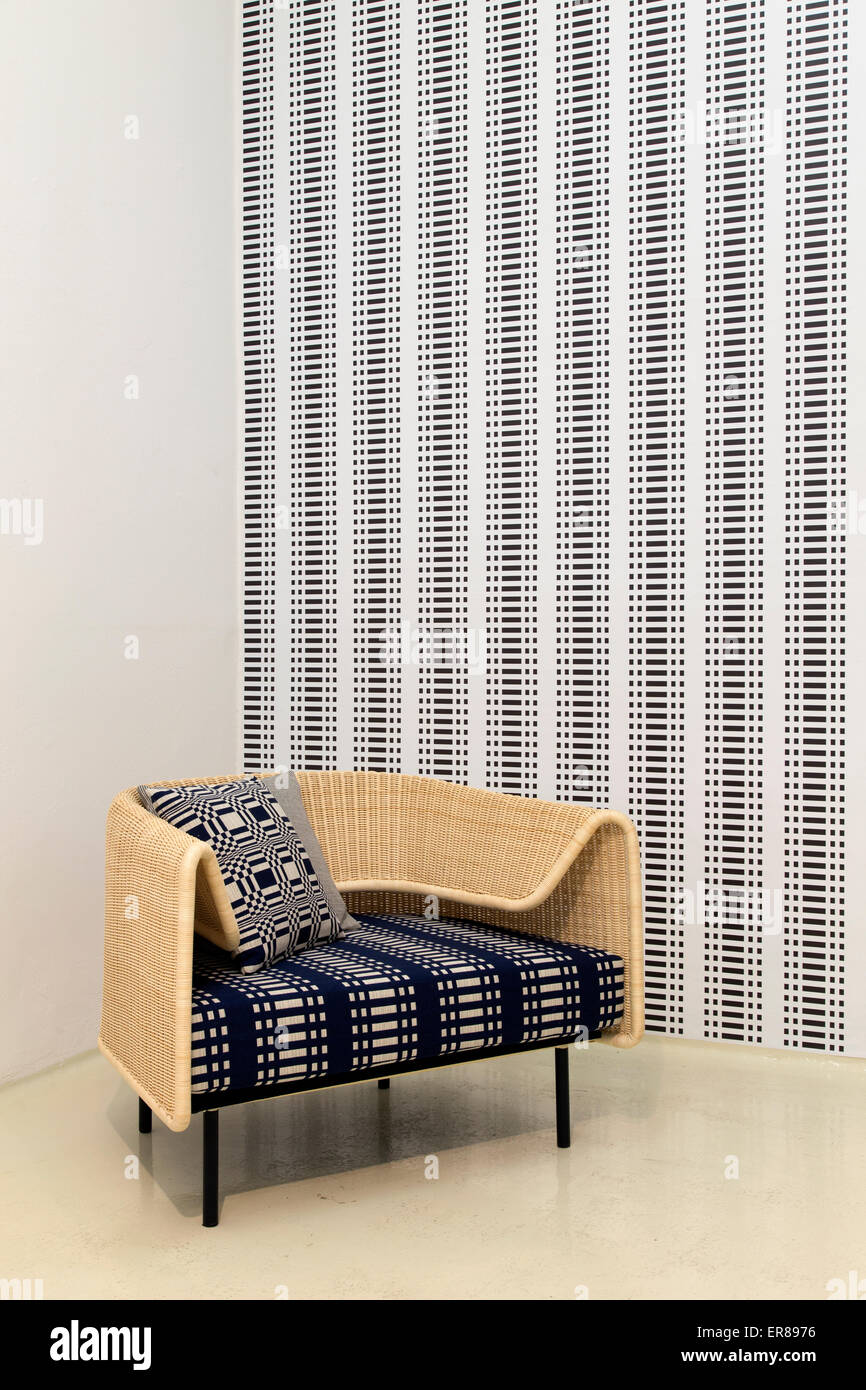 Interieur mit einem hölzernen Sessel und ein Holzsofa mit einer Tapete im Hintergrund Stockfoto