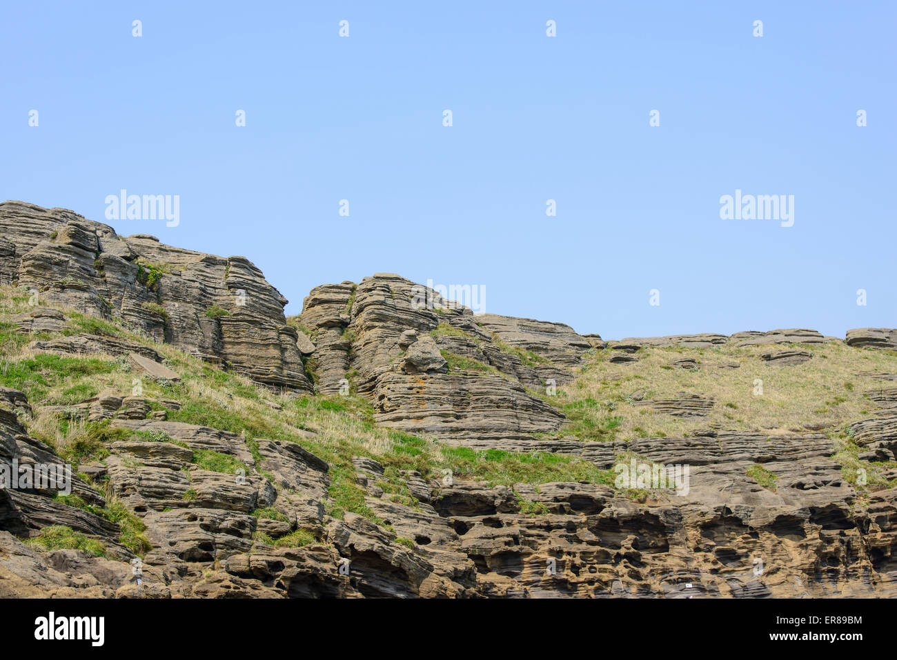 Mehrstöckige geschichteten rau und seltsame Sedimentgesteine im berühmten touristischen Ort Yongmeori Coast(Dragon head coast) in Jeju Island. Stockfoto