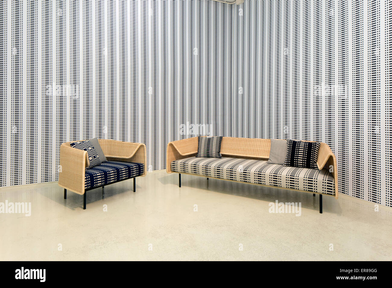 Interieur mit einem hölzernen Sessel und ein Holzsofa mit einer Tapete im Hintergrund Stockfoto