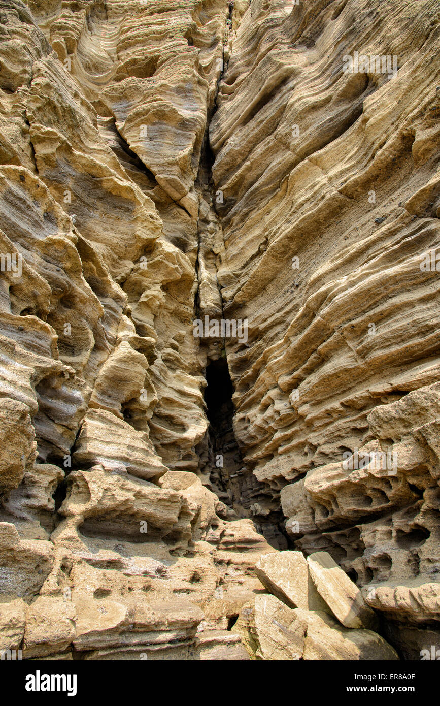 Mehrstöckige geschichteten rau und seltsame Sedimentgesteine im berühmten touristischen Ort Yongmeori Coast(Dragon head coast) in Jeju Island. Stockfoto