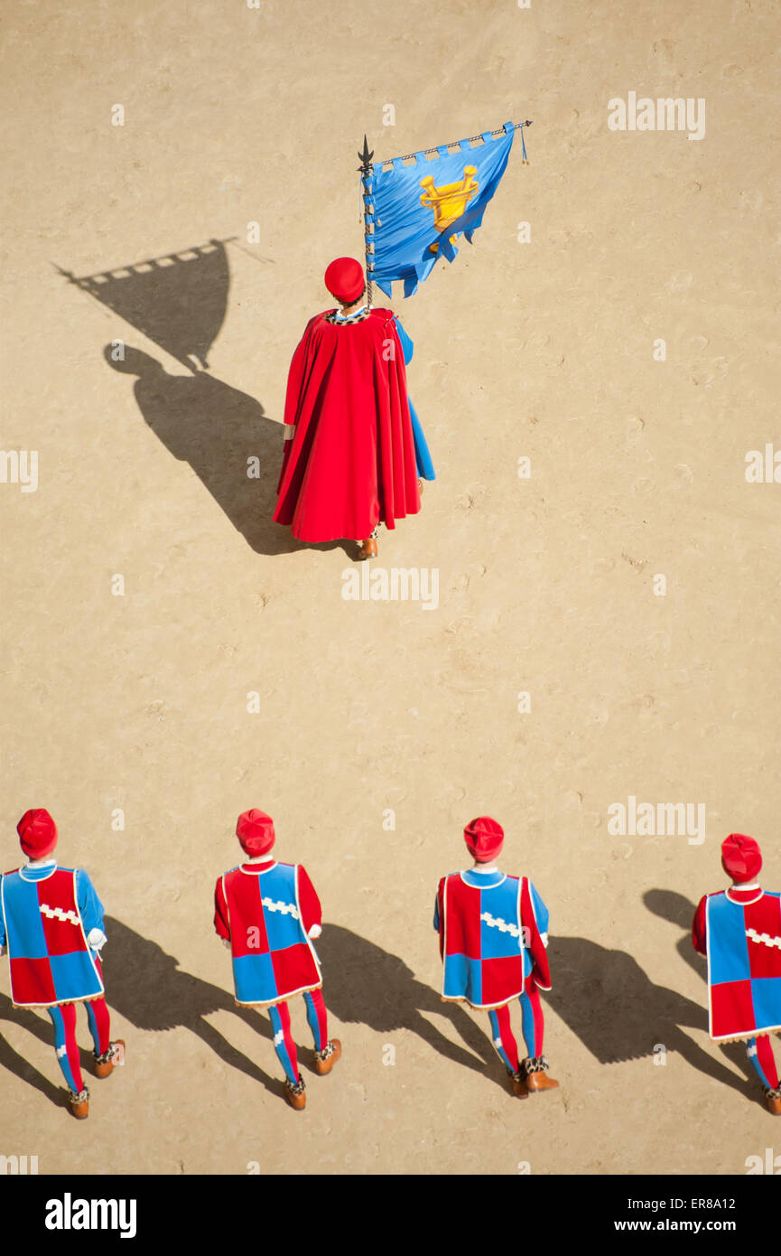 Männer in mittelalterlichen Kostümen paradieren bei Corteo Storico vor das Pferderennen Palio, Siena, Toskana, Italien Stockfoto