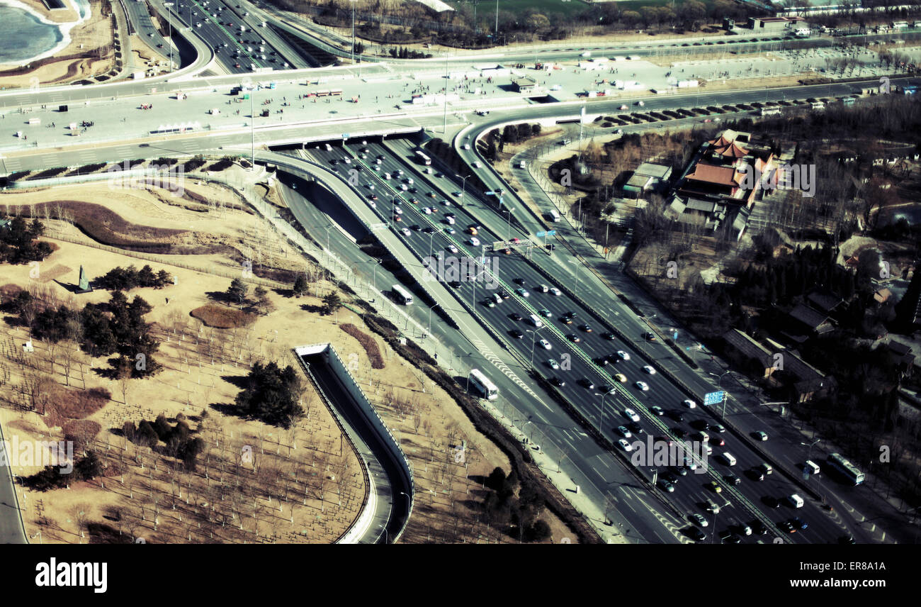 Luftaufnahme des Verkehrs auf Autobahnen in der Stadt, Peking, China Stockfoto