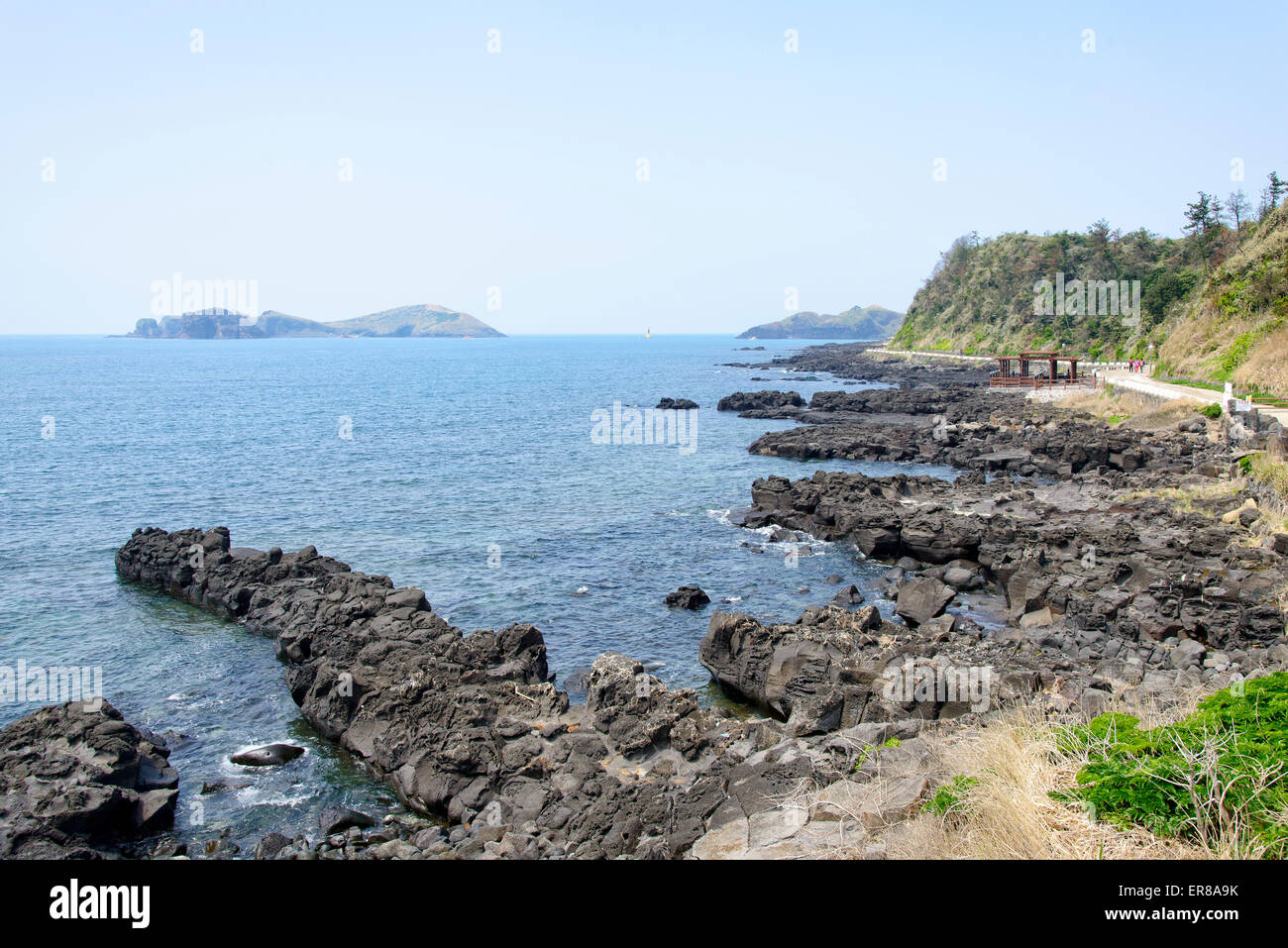 Landschaft mit Chagwido Insel und seltsamen vulkanischen Gesteinen, Blick vom Olle 12 Corse in Insel Jeju, Korea. Stockfoto