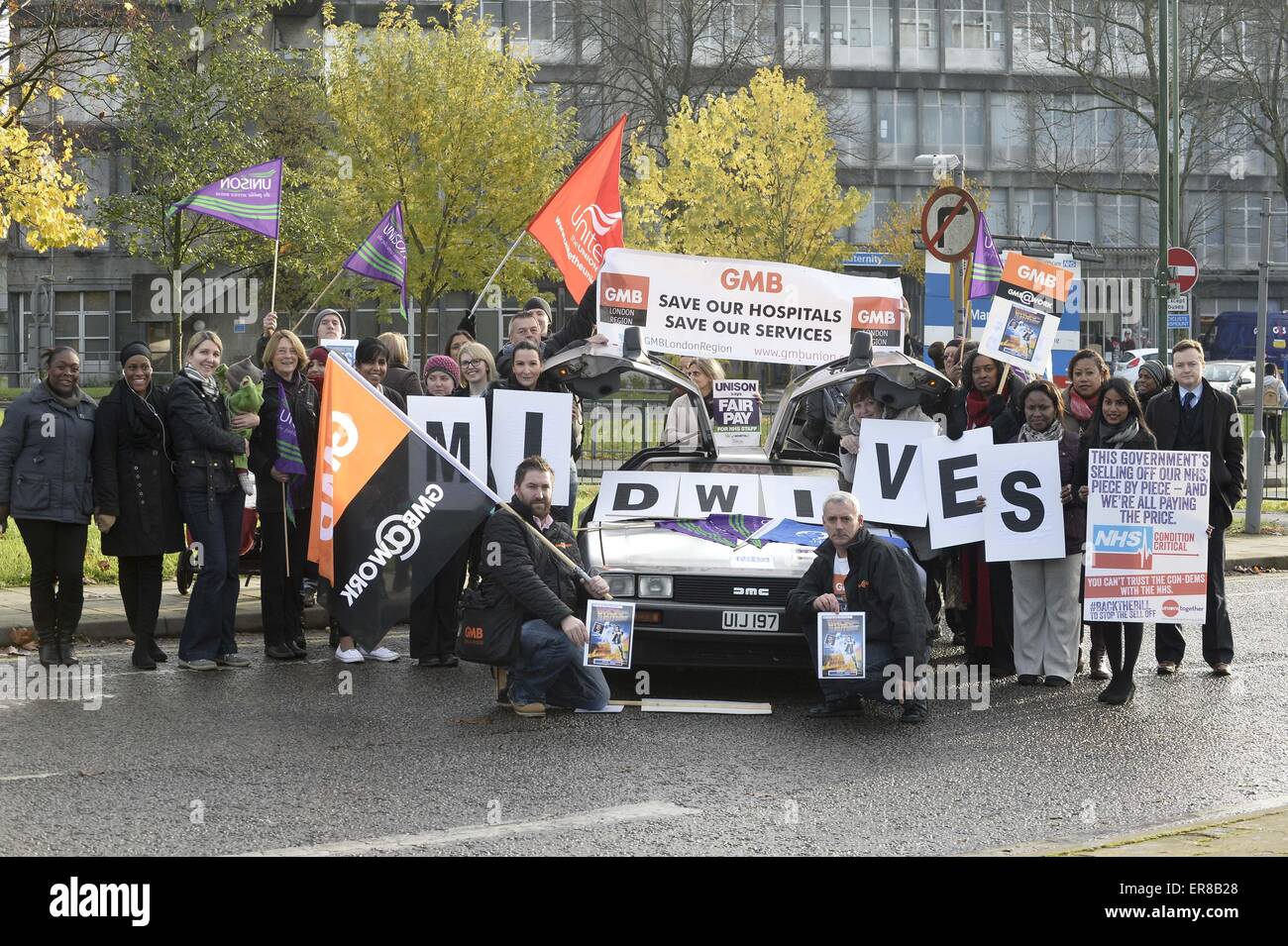 NHS Personal in England und Nordirland gehen 4 Stundenschlag, wie Pay-Streit mit der Regierung geht weiter. Die DeLorean, berühmt für seinen Einsatz in Sci-Fi Abenteuer "Back To The Future" Verknüpfungen NHS Personal am Northwick Park Hospital in Protest gegen die schlechte Bezahlung.  Mitwirkende: NHS Demonstranten DeLorean wo: London, Vereinigtes Königreich bei: Kredit-24. November 2014: Euan Cherry/WENN.com Stockfoto