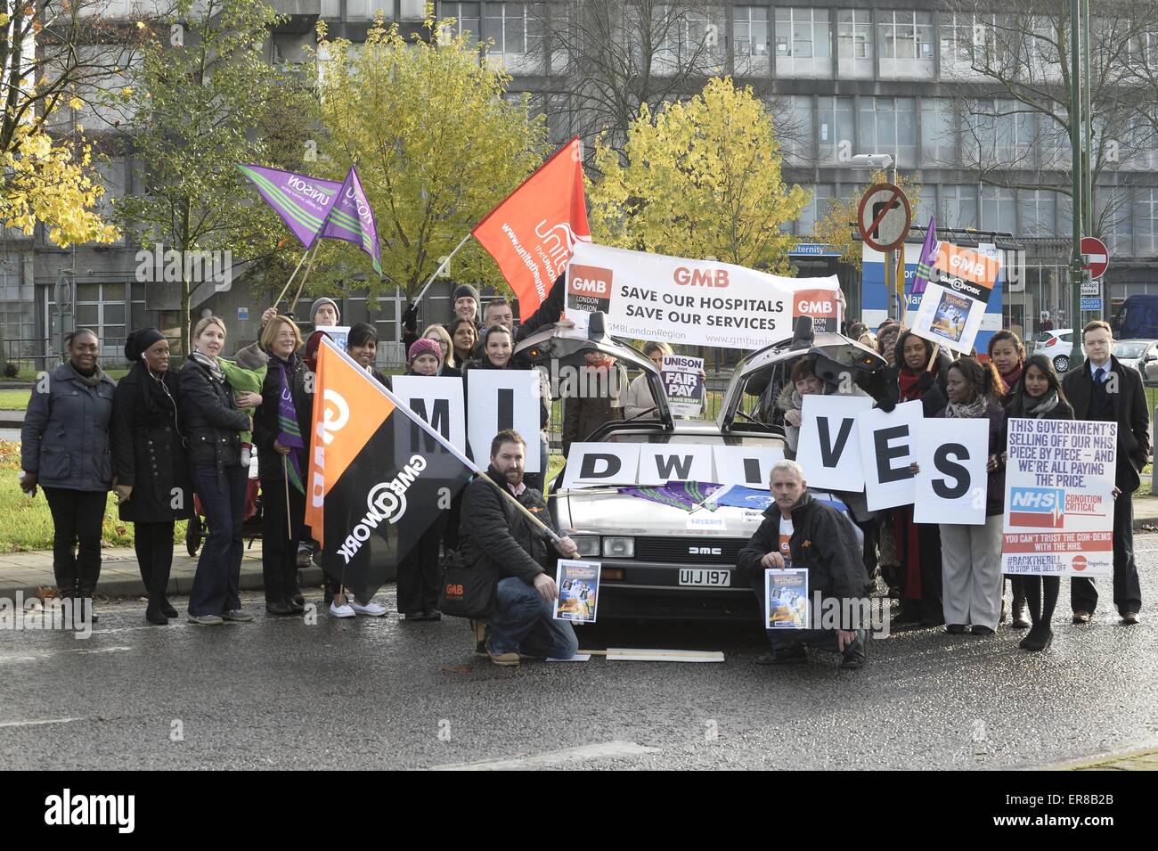 NHS Personal in England und Nordirland gehen 4 Stundenschlag, wie Pay-Streit mit der Regierung geht weiter. Die DeLorean, berühmt für seinen Einsatz in Sci-Fi Abenteuer "Back To The Future" Verknüpfungen NHS Personal am Northwick Park Hospital in Protest gegen die schlechte Bezahlung.  Mitwirkende: NHS Demonstranten wo: London, Vereinigtes Königreich bei: Kredit-24. November 2014: Euan Cherry/WENN.com Stockfoto