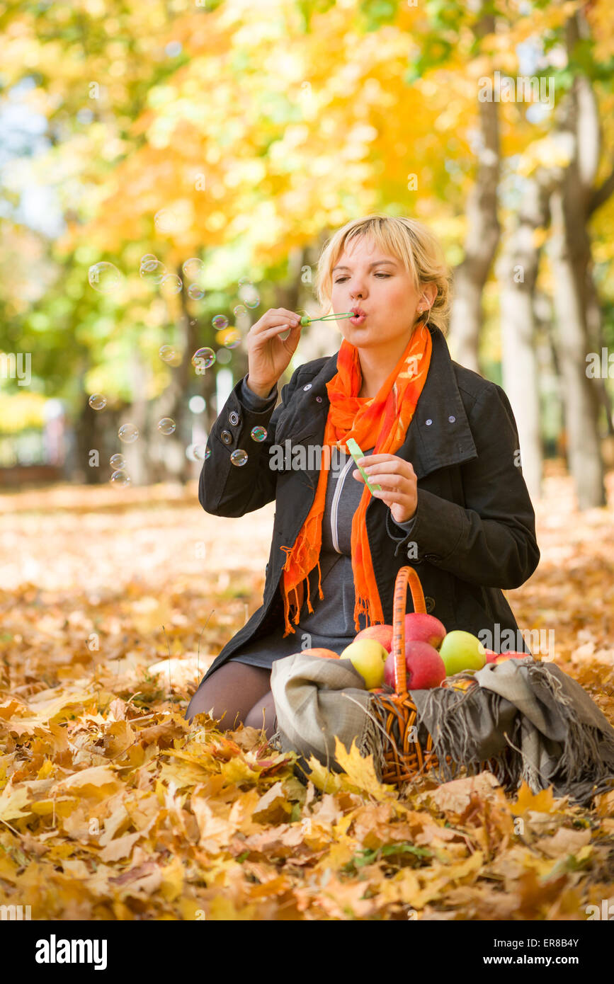 Schwangere Frau blubbern im Herbst park Stockfoto