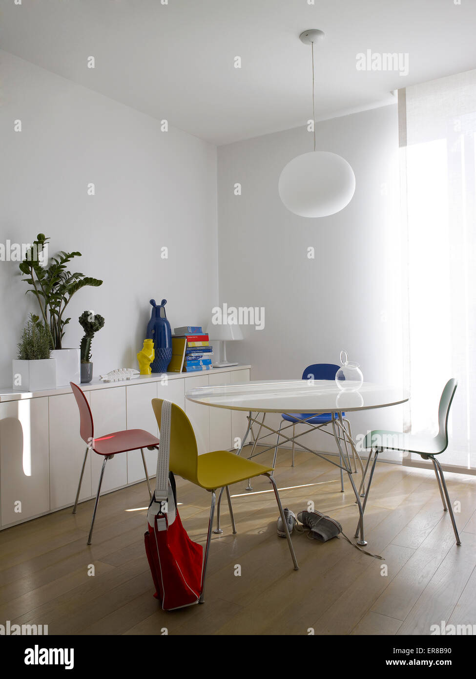 Interieur eines modernen Hauses mit einem Esstisch und Stühle im Wohnzimmer Stockfoto