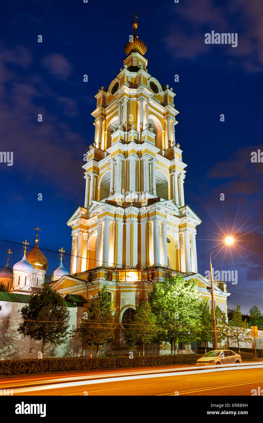 Novospassky Monastery Glockenturm leuchtet in der Dämmerung. Moskau, Russland. Stockfoto