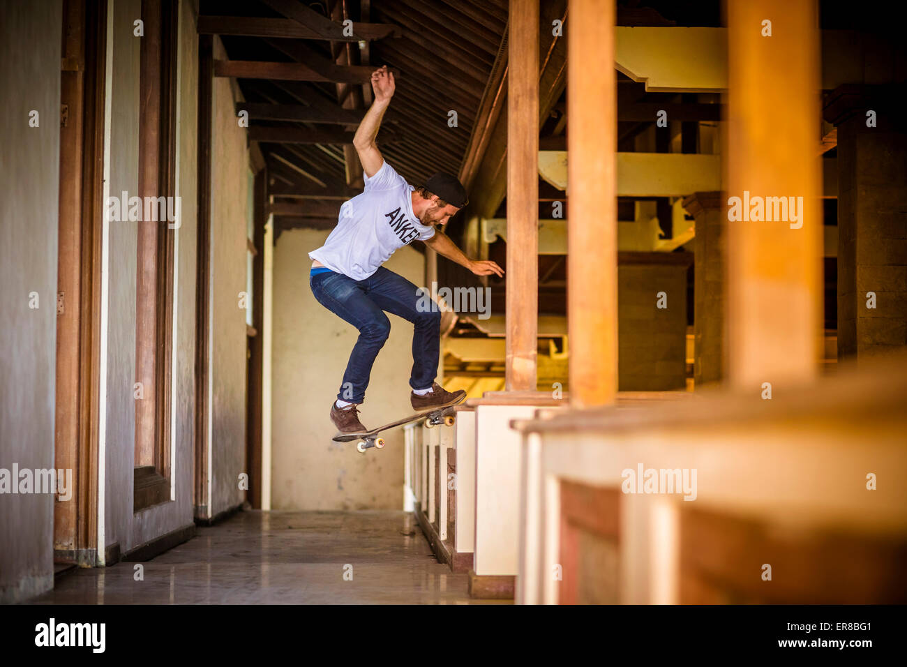 Skateboarding in verlassenen Hotel, Bali, Indonesien. Stockfoto
