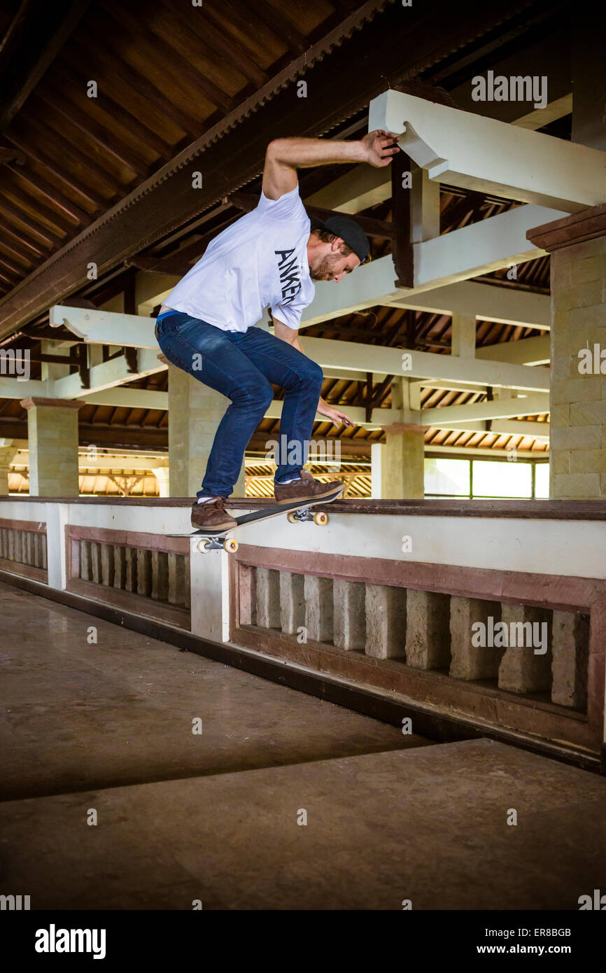 Skateboarding in verlassenen Hotel, Bali, Indonesien. Stockfoto