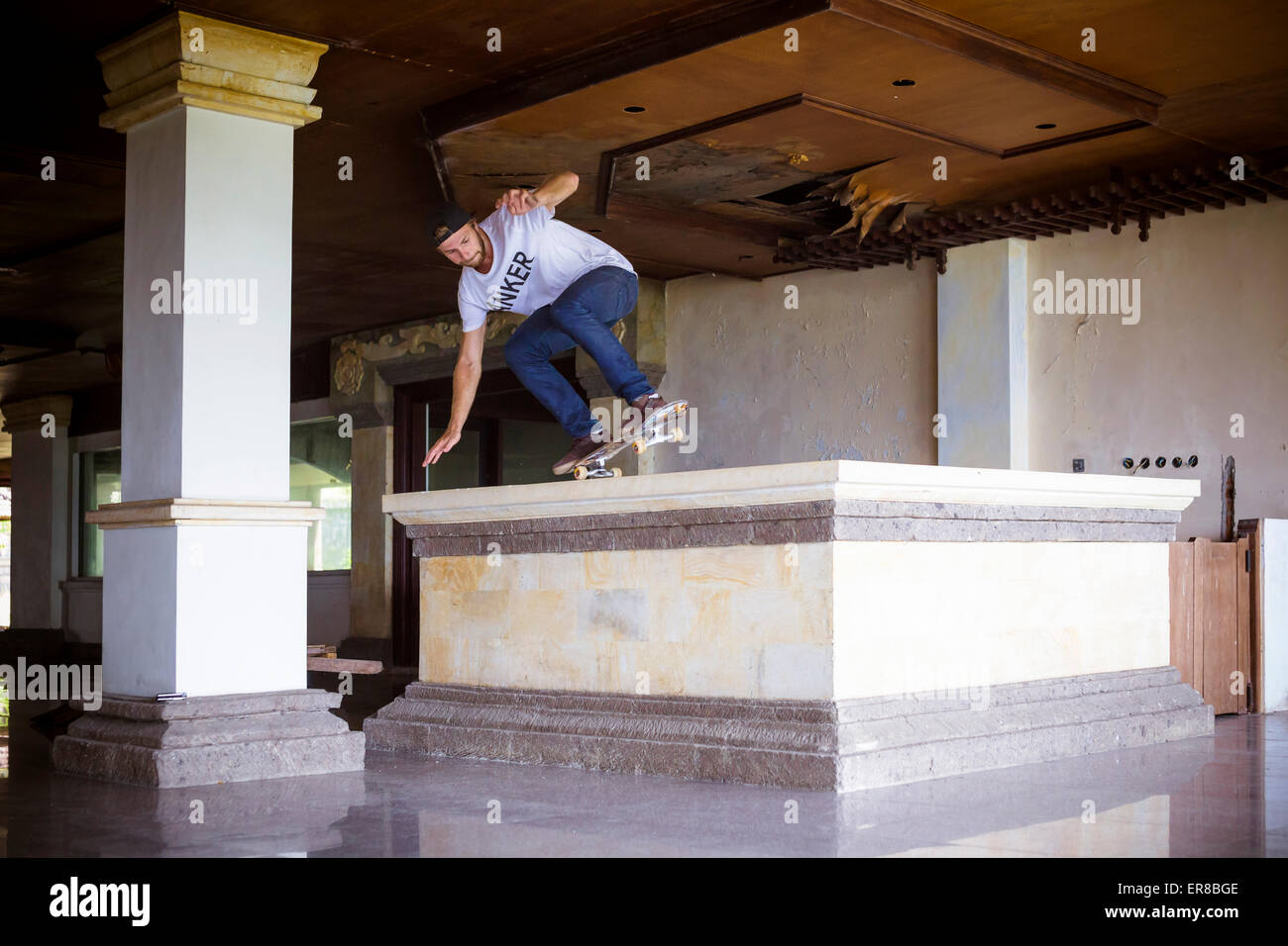 Skateboarding in verlassenen Hotel, Bali, Indonesien. Stockfoto