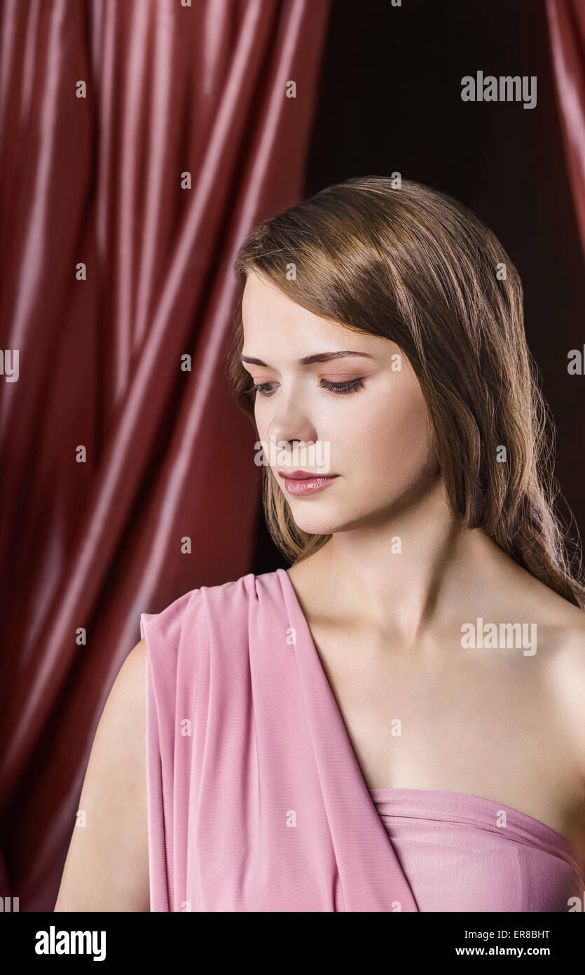 Schöne junge Frau vor den Vorhang Stockfoto