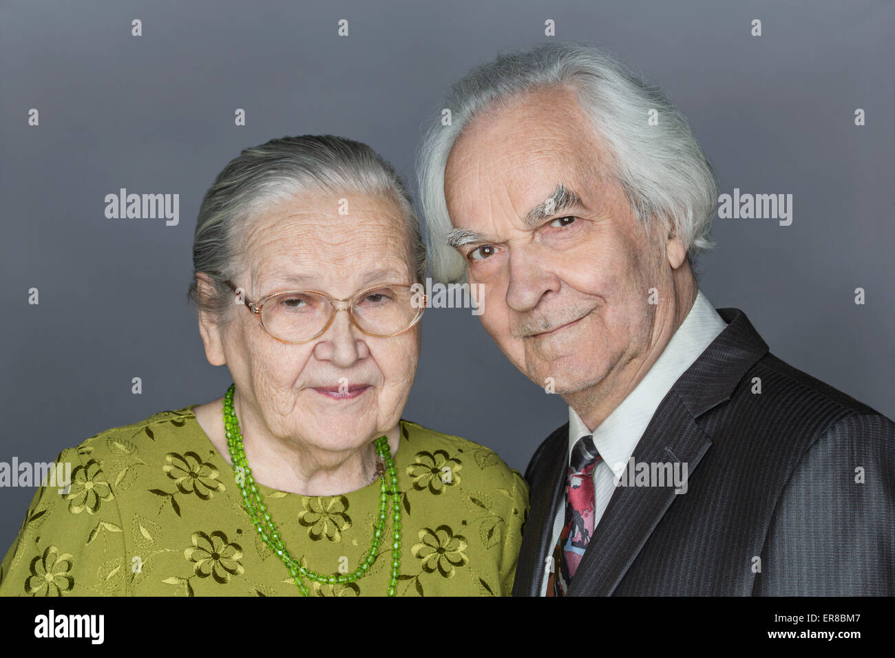 Porträt von senior Brautpaar auf grauem Hintergrund Stockfoto