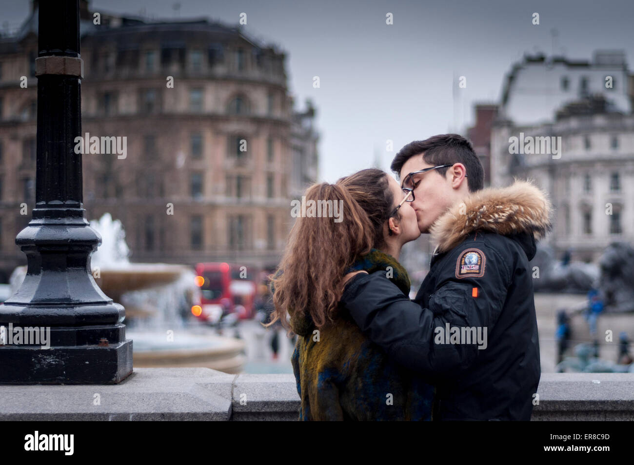 Junge liebende küssen auf dem Trafalgar Square, London, UK Stockfoto