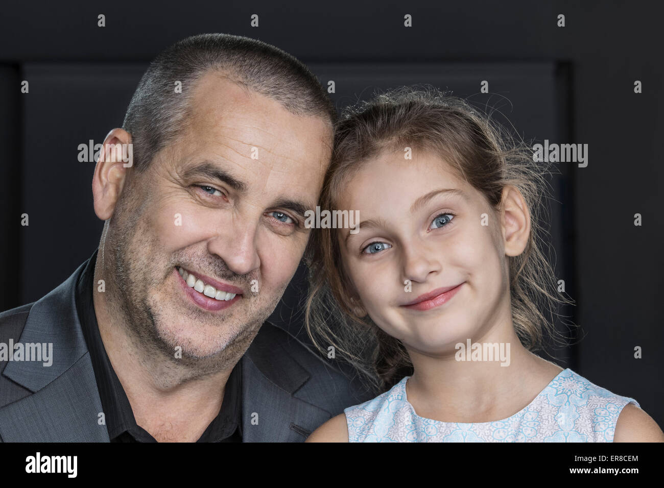 Close-up Portrait der glückliche Vater mit Tochter auf grauem Hintergrund Stockfoto