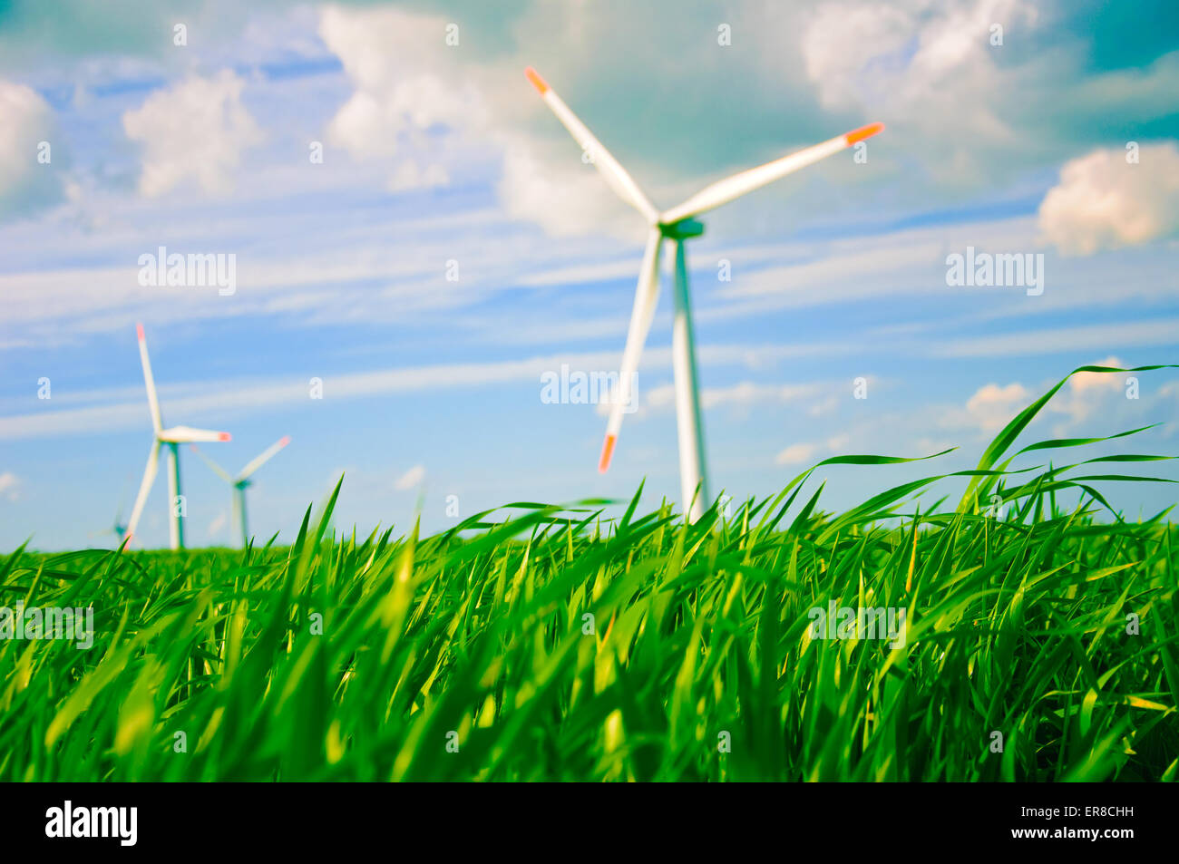 Wind Turbine Alte Feld Himmel Rasen Hintergründe Blau Landschaft Green Cloud Wolkengebilde Natur Feld Umgebung Sommer Frühlingsgrün Stockfoto