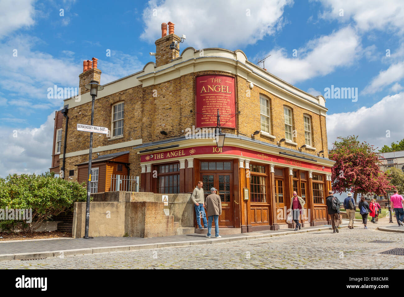 Der Angel Pub außerhalb der Fassade Bermondsey Wall an einem sommerlichen blauen Himmelstag, East London England UK Stockfoto