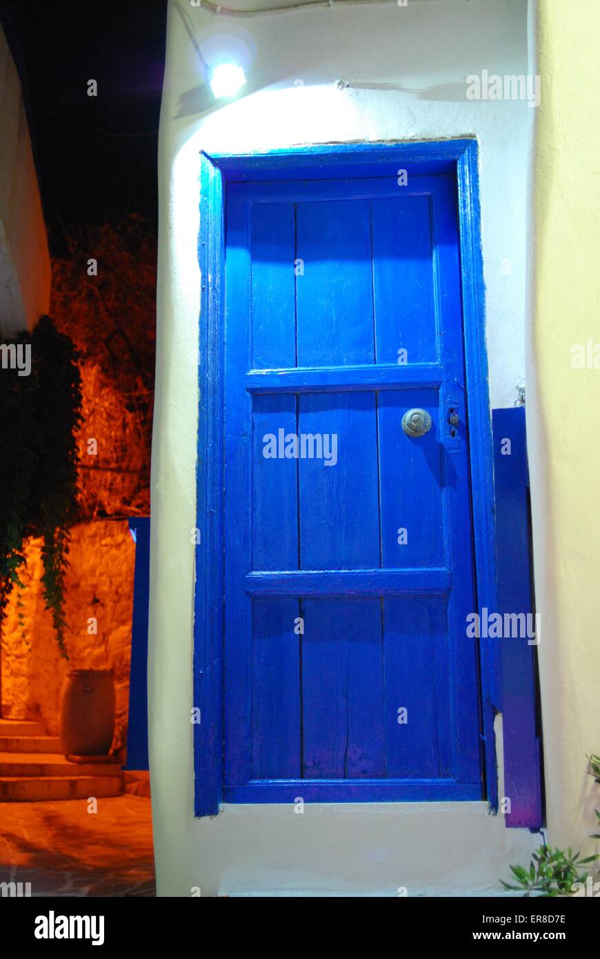 Blaue Tür eines weiß getünchten Hauses, Griechenland Stockfoto