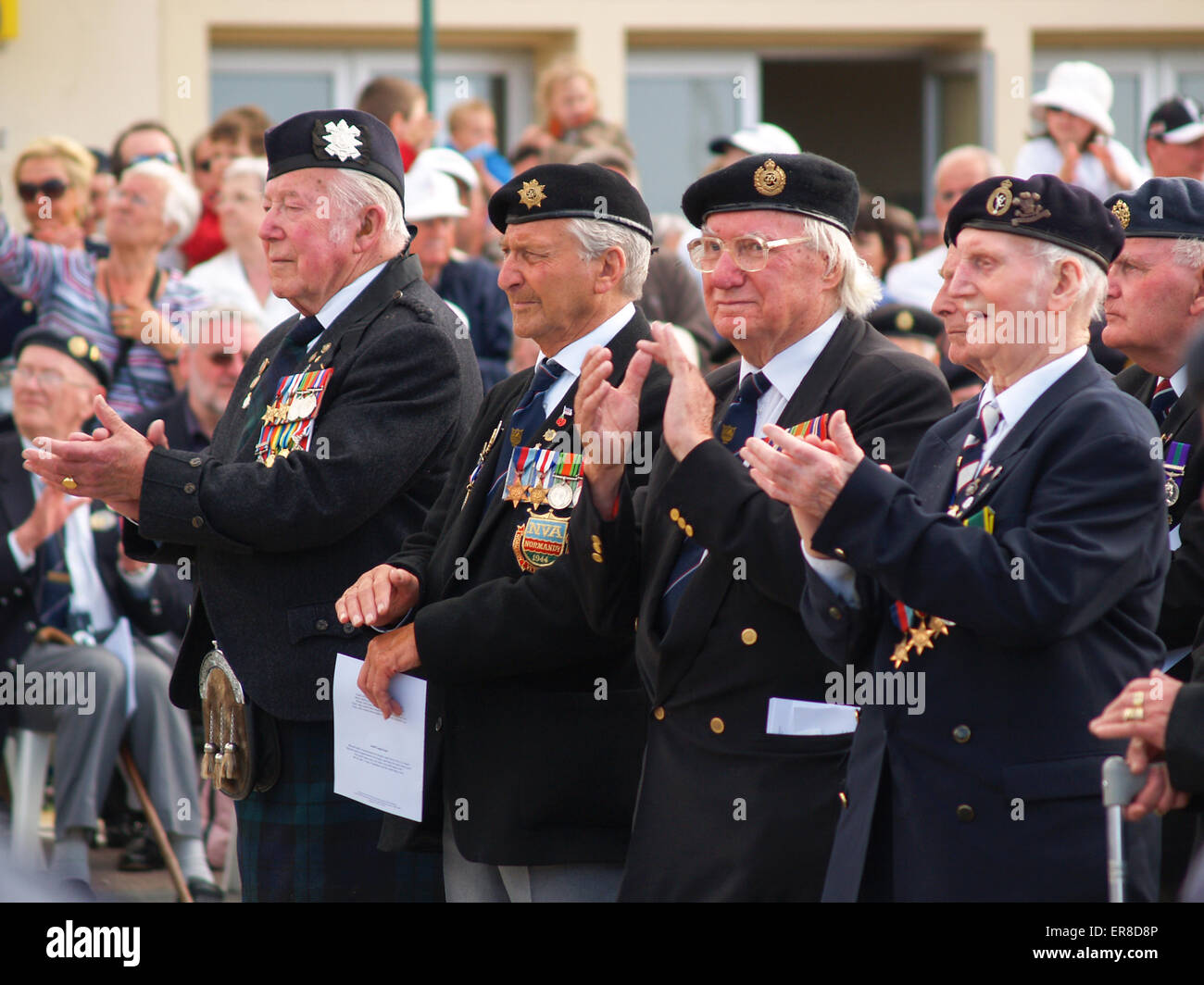 Normandie Kriegsveteranen auf Parade am d-Day-Jubiläumsfeier in Arromanche, Website der Briten Verbündete Kräfte Landungsstrände, Stockfoto