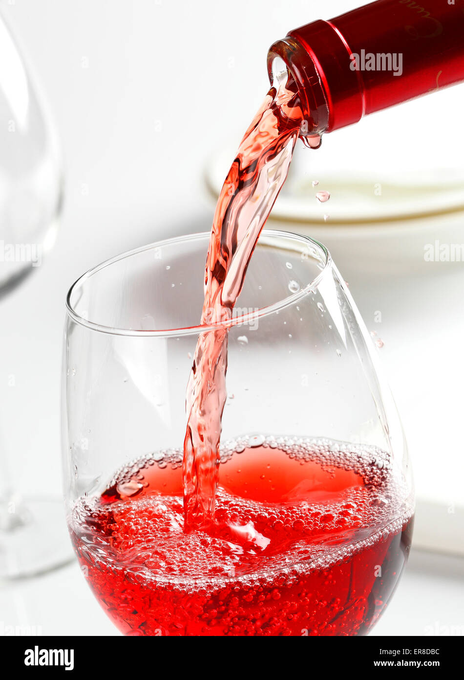 Ein Glas Roséwein wird im Restaurant serviert. Stockfoto