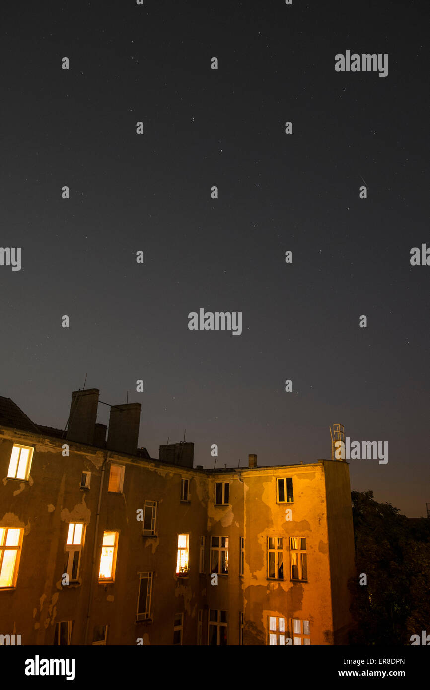 Wohnhaus in der Nacht beleuchtet Stockfoto