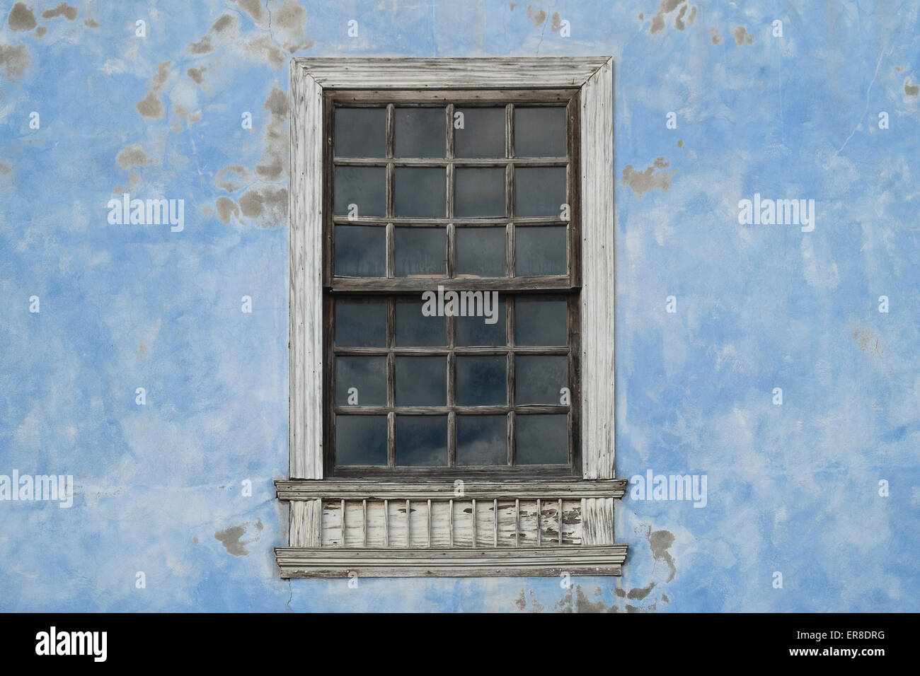 Fenster auf verwitterte Gebäude Stockfoto