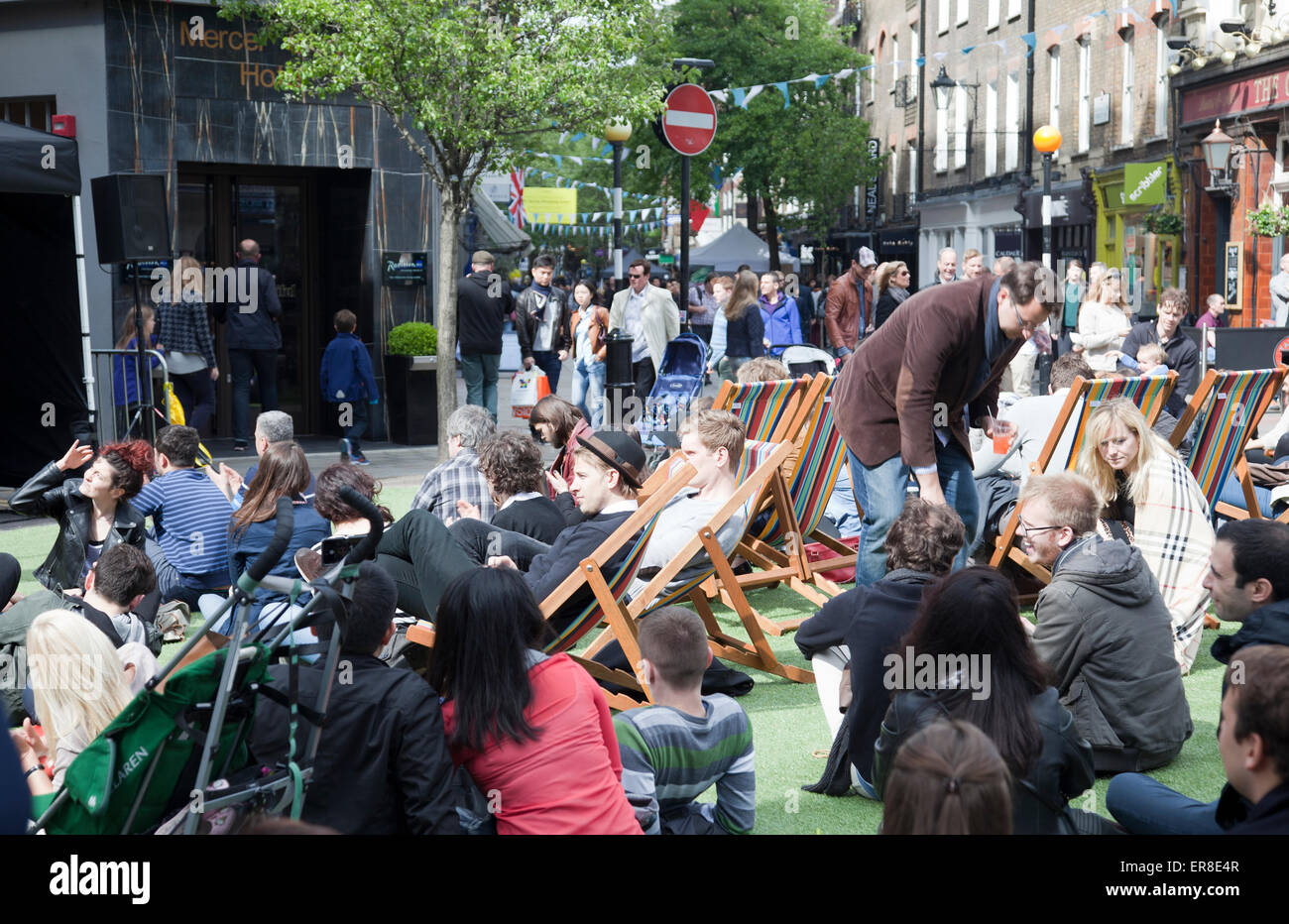 Sieben Zifferblätter Kreisverkehr abgesperrt für Konzert im Frühjahr Shopping Event in Covent Garden - London UK Stockfoto