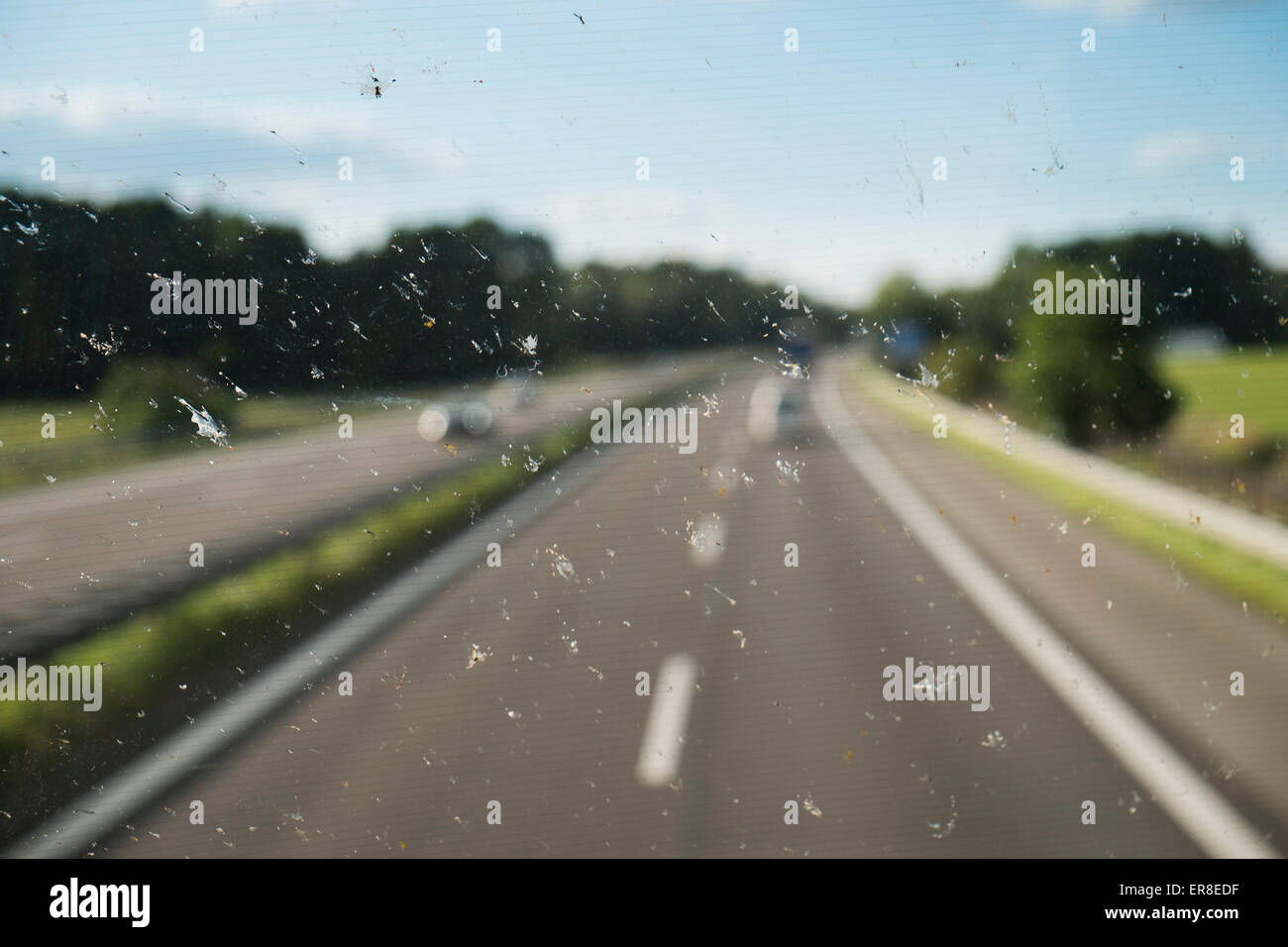 Autobahn durch Glas gesehen Stockfoto