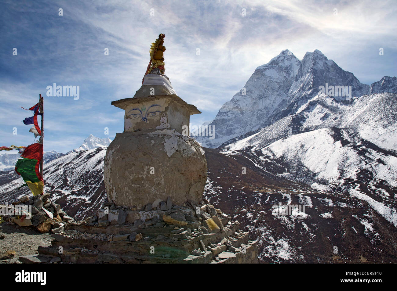 Eine tibetische Chorten in der Everest-Region von Nepal mit Ama Dablam im Hintergrund Stockfoto