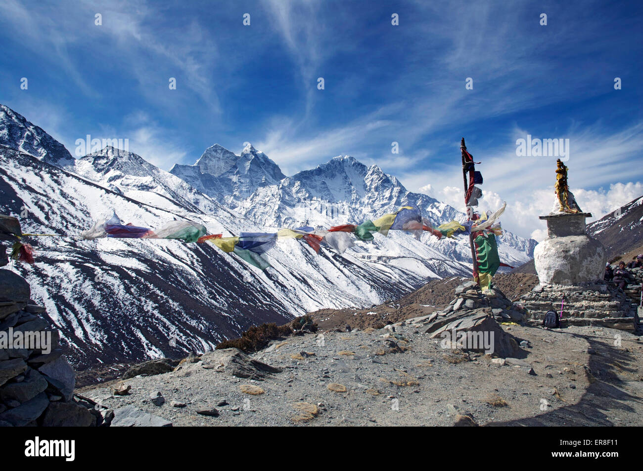 Tibetische Chorten und Gebet Fahnen auf einem Hügel zwischen den Sherpa Dörfern Pheriche und Dingboche in der Khumbu-Region in Nepal Stockfoto