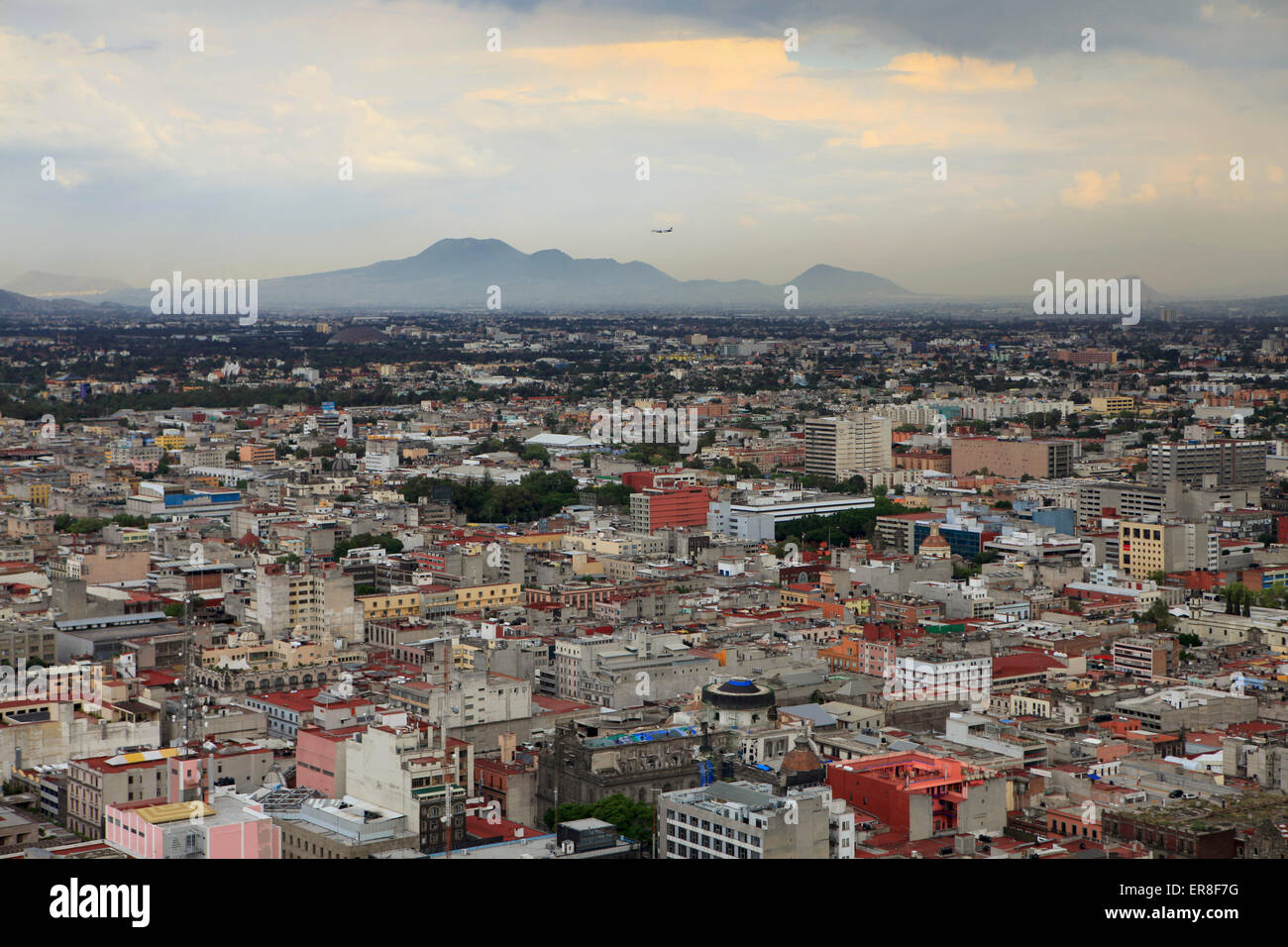Erhöhte Ansicht des Stadtbildes gegen bewölktem Himmel Stockfoto