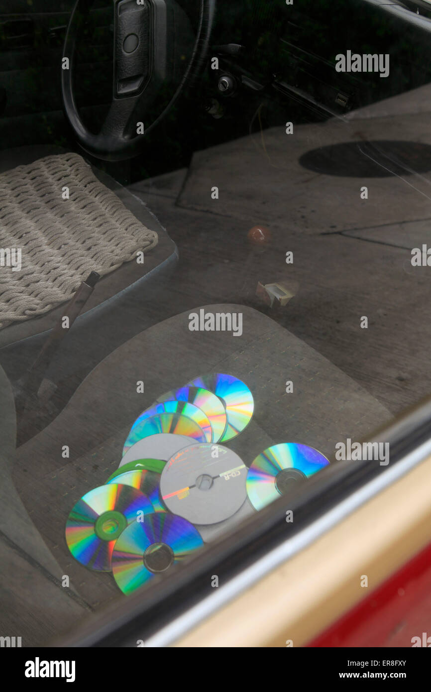 Erhöhte Ansicht von Compact Discs auf Autositz Stockfoto