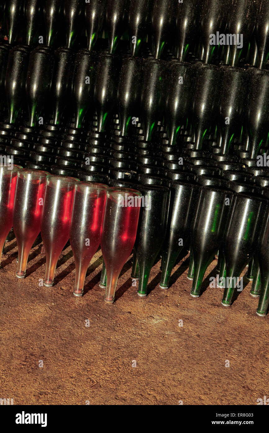 Kopfüber Champagnerflaschen in Höhle Stockfoto