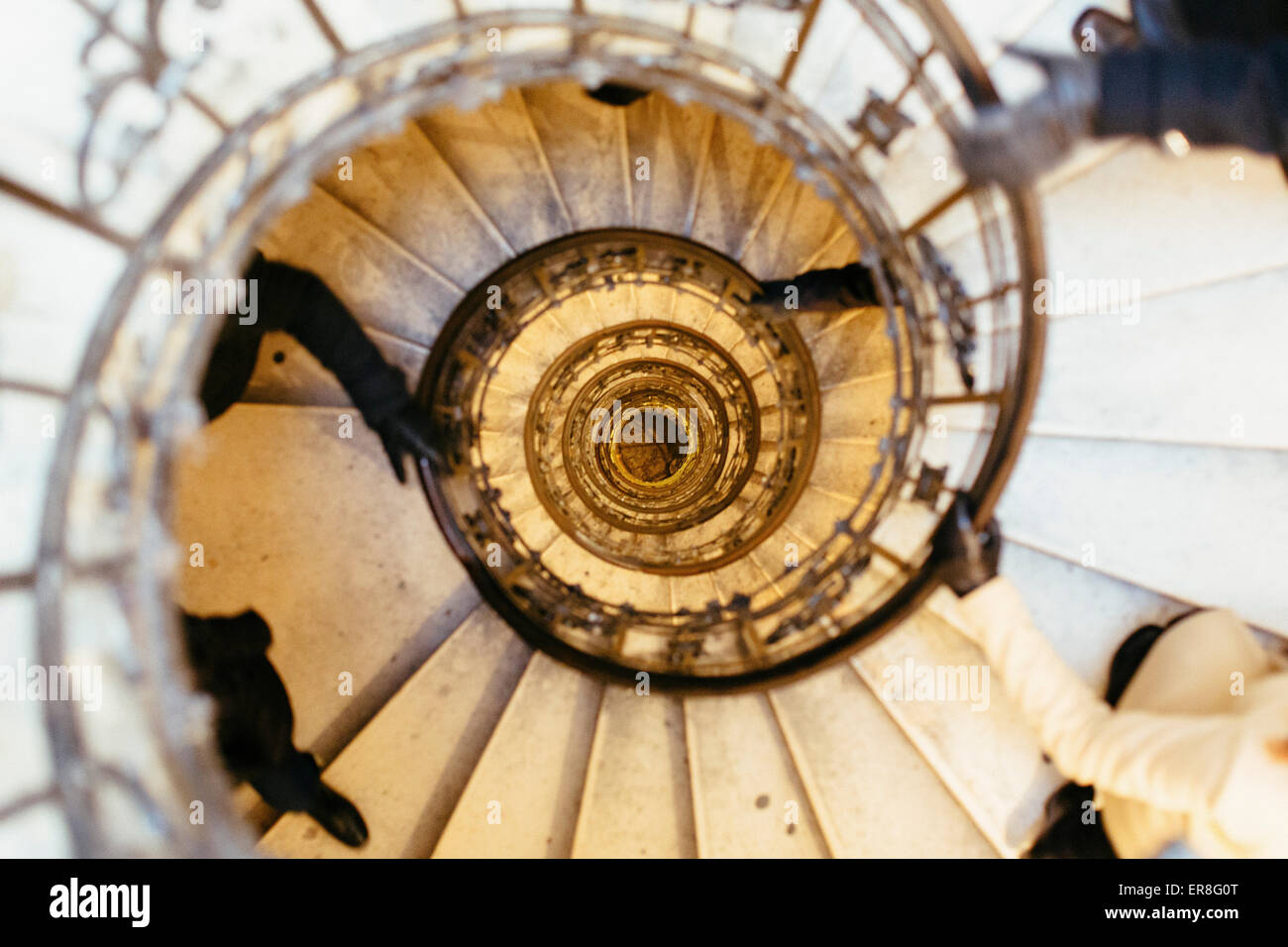 Direkt oben geschossen von Menschen bewegen sich Wendeltreppe im St.-Stephans Basilika Stockfoto