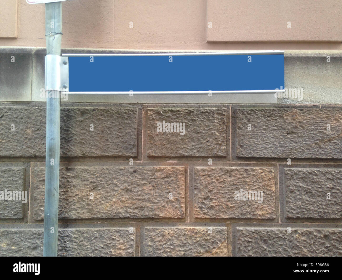 Leere blaue Wegweiser an einem Mast Stockfoto