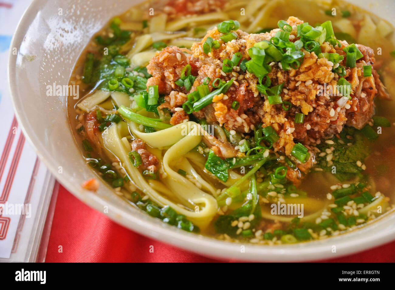 Hackfleisch / Faschiertes und Kräuter Gewürze Nudel Suppe orientalischen Stil Stockfoto