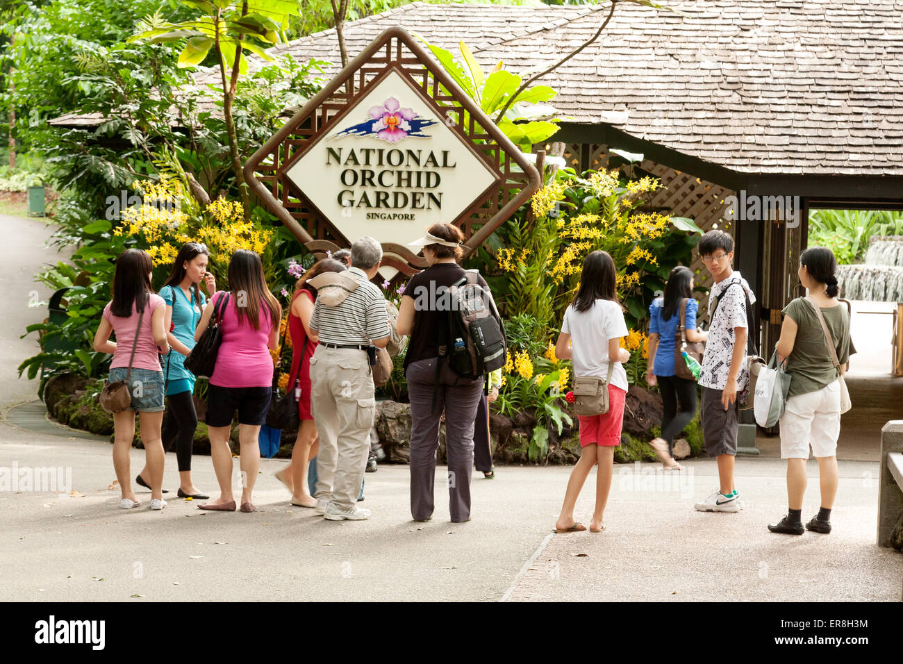 Menschen am Eingang zum National Orchid Garden; Singapore Botanic Gardens, Singapur, Südostasien Stockfoto