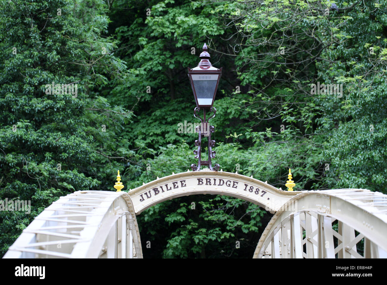Jubilee Bridge in Matlock Bath, das auf seine ursprüngliche Farbe