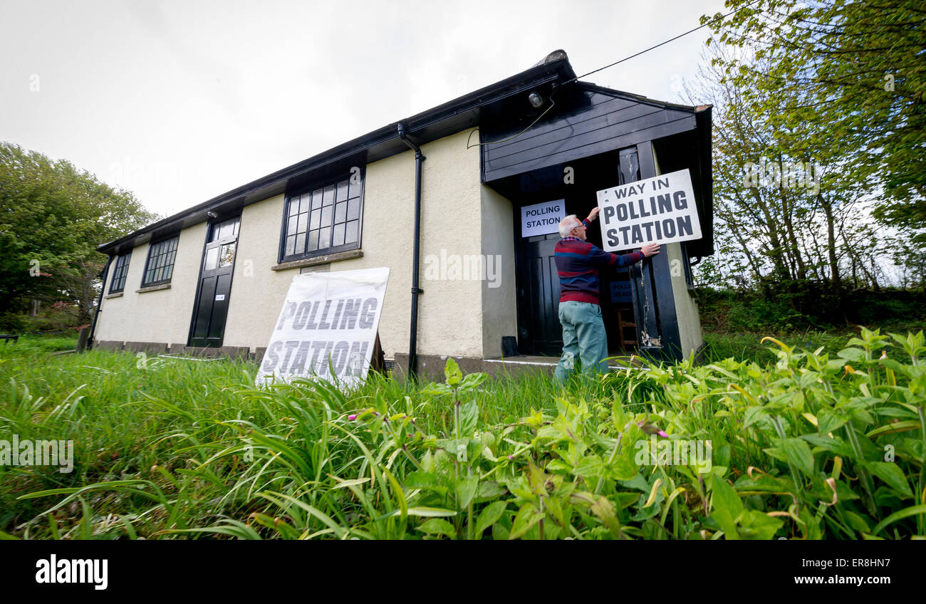 Allgemeine Umfragen Wahltag, UK: Polling Angestellter bereitet die Zeichen in einem ländlichen Wahllokal in Mortehoe, Devon, UK Stockfoto