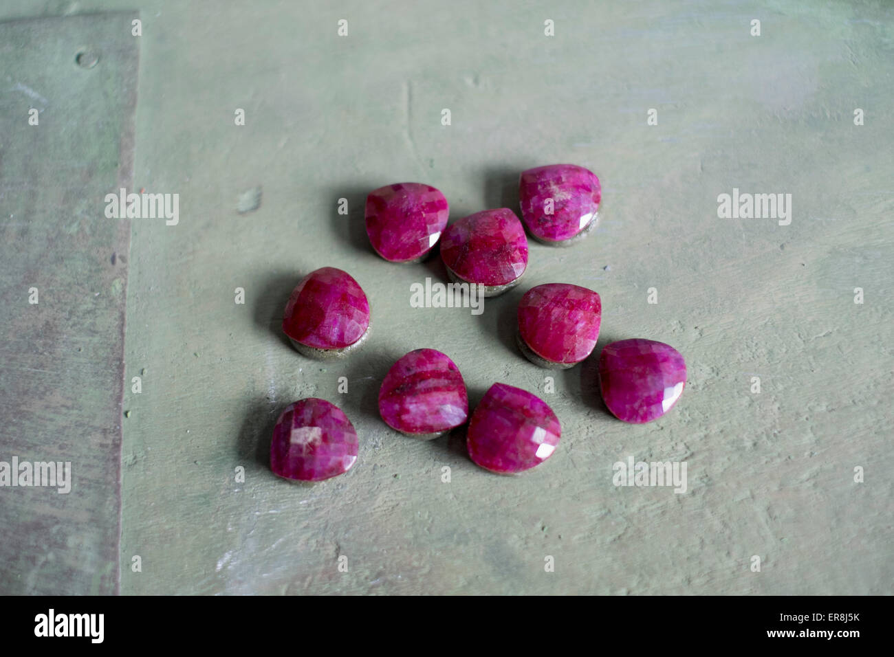 Erhöhte Ansicht der rosa Edelsteine auf strukturierte Oberfläche Stockfoto