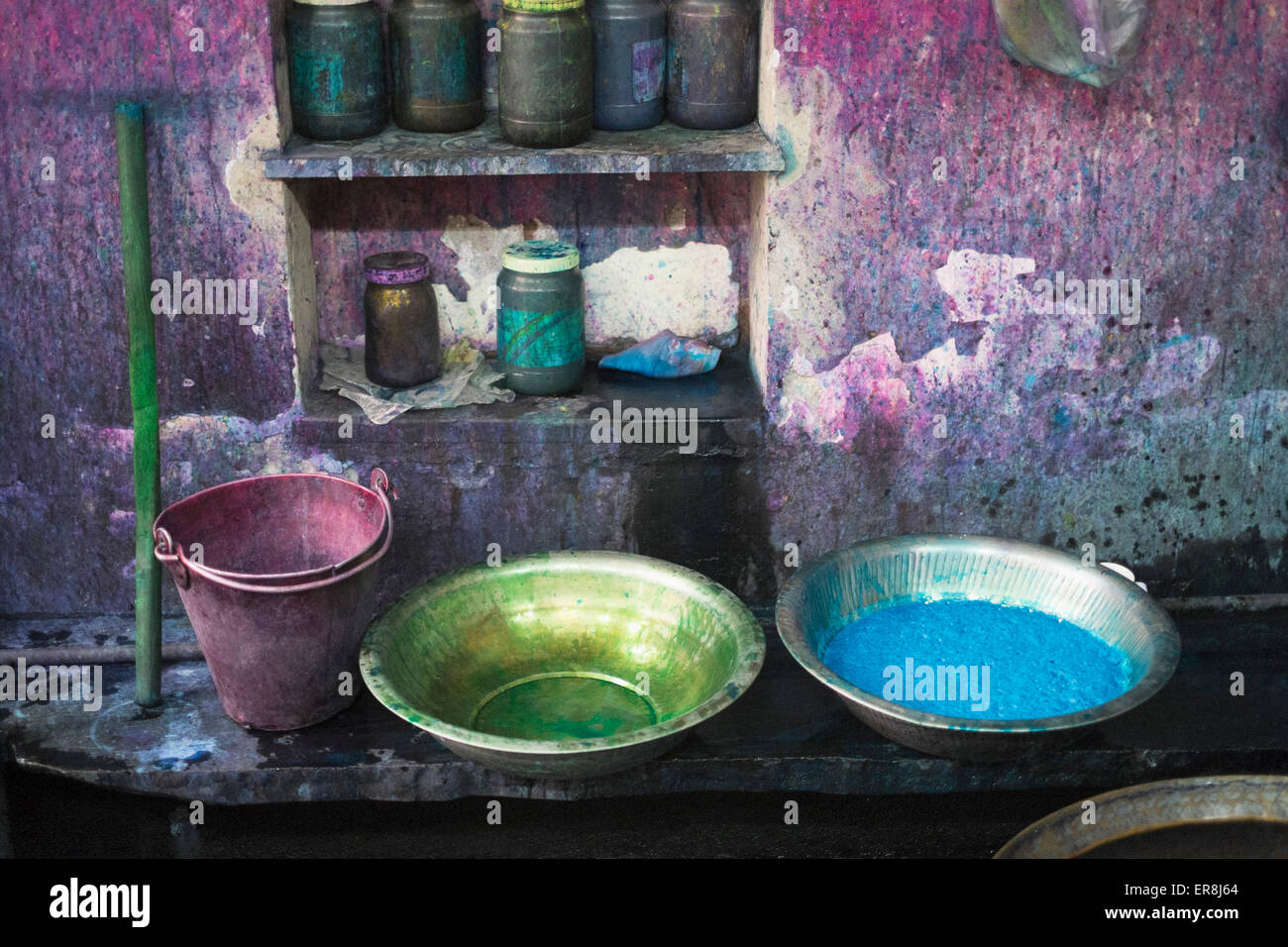Flüssige Farbstoffe in Containern in Werkstatt Stockfoto