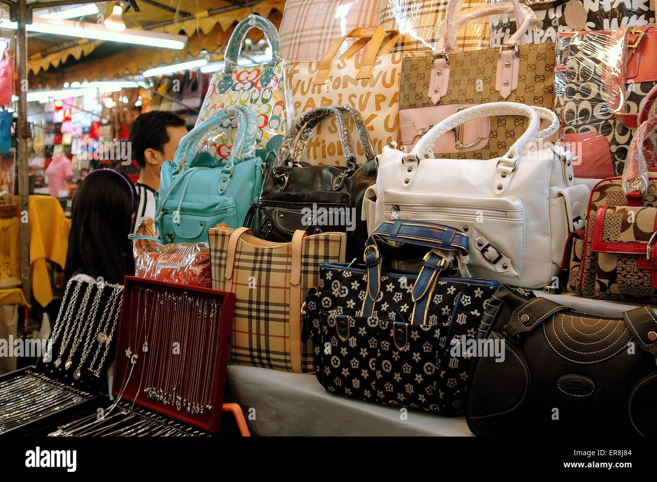 Bangkok. Thailand: Knock-off Taschen und Schmuck zu sehr günstigen Preisen  an der Silom Road Night Market angezeigt Stockfotografie - Alamy