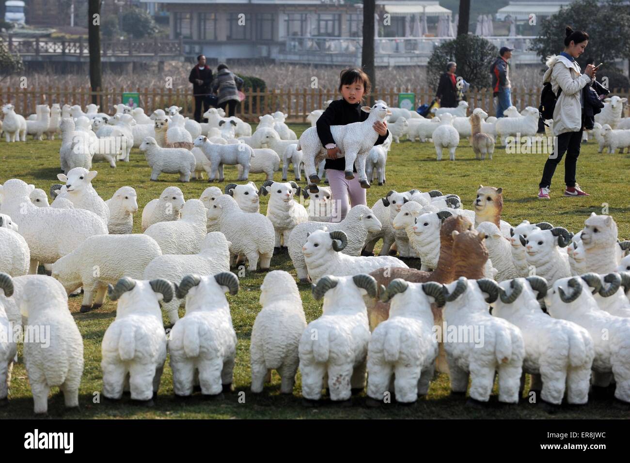 13. Februar 2015 spielt zwischen Ziege Skulpturen in Wuhan, der Hauptstadt der Mitte Chinas Provinz Hubei - Wuhan, China - A Child. Die com Stockfoto